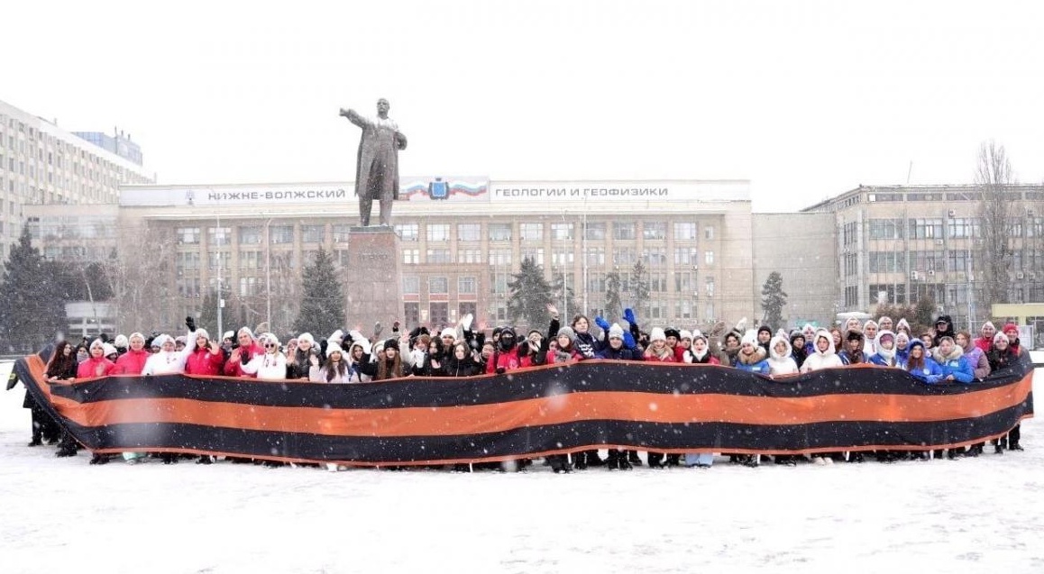 В честь 80-летия снятия блокады Ленинграда на Театральной площади Саратова 26 января развернули георгиевскую ленту длиной более 100 метров