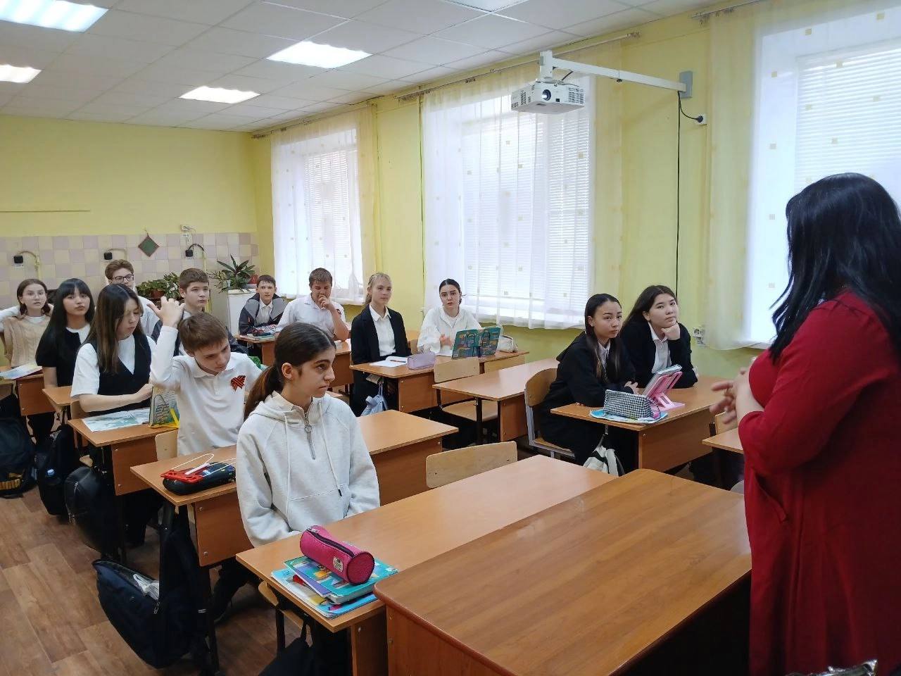Школа №27 в микрорайоне Бабаевского является одной из двух самых больших школ региона. Только представьте, что такое для Астраханской области - школа, в которой есть даже классы 