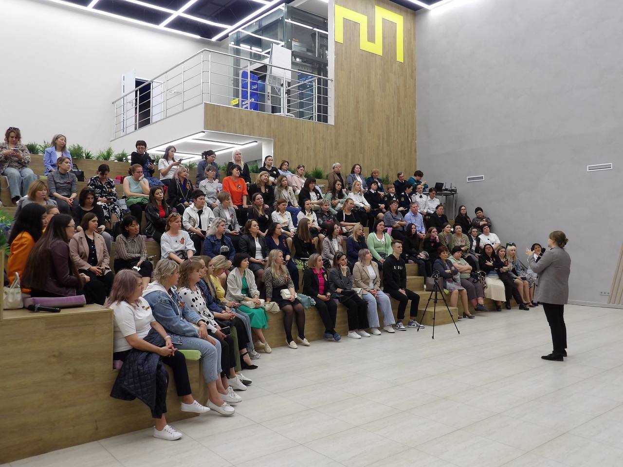 Эксперты Центра, в рамках большого Межрегионального форума, провели семинар-практикум для педагогов, к которому присоединились участники из 53 субъектов Российской Федерации, включая ЛНР, ДНР и Крым.