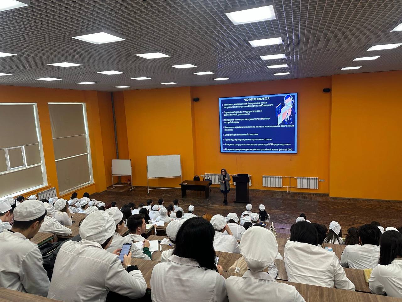 Где найти ещё более многонациональную палитру для того, чтобы показать специалистам, как можно говорить с обучающимися на важную тему, как ни в Астраханском государственном медицинском университете?