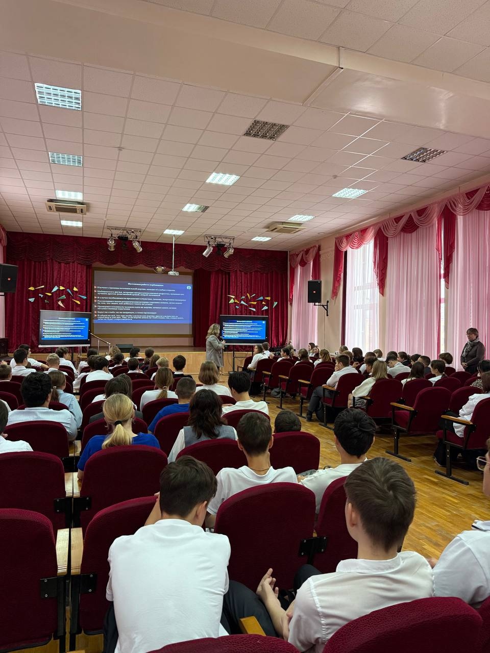 Педагоги-практики показали мастерство: профилактика конфликтов в гимназии Астрахани